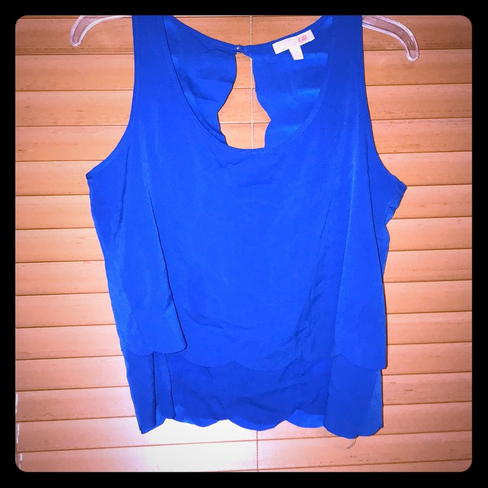 Super cute scalloped edge top